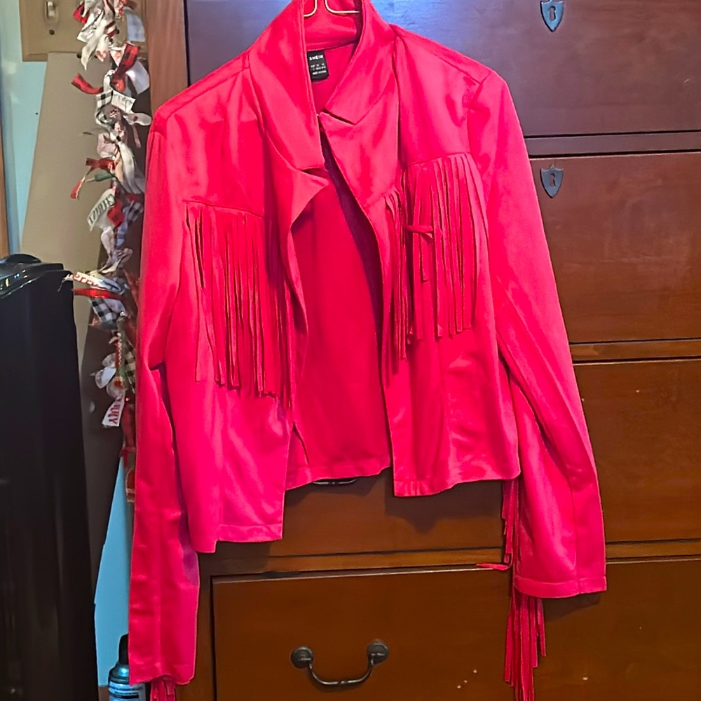And fringed jacket with a collar in a hot pink color